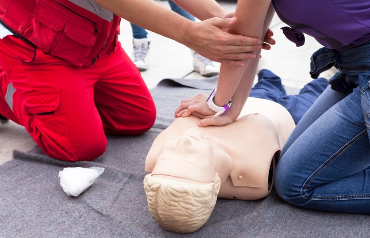 Как социальные сети могут убить человека: разбираем примеры неправильного оказания первой помощи